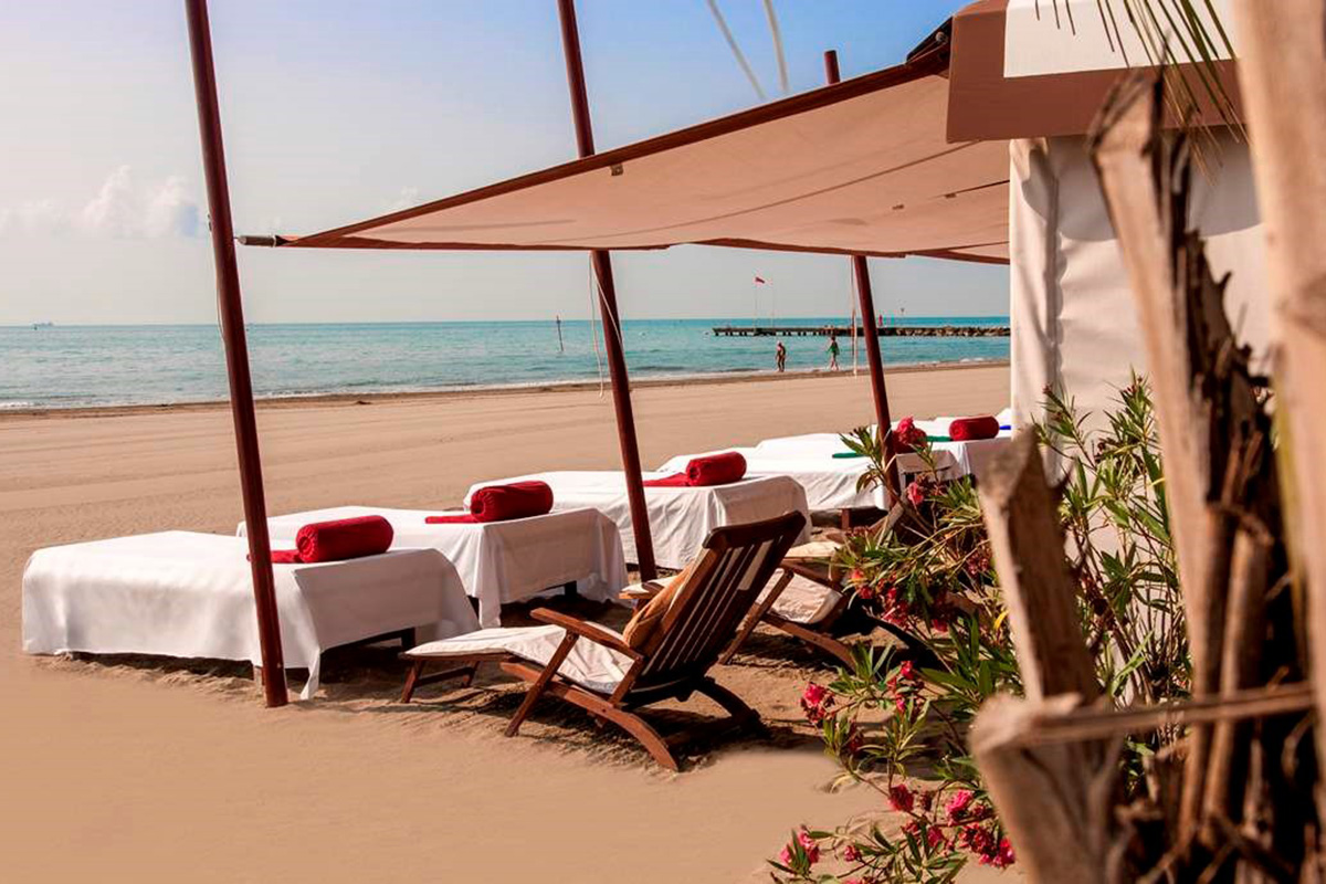 Le caratteristiche Cabanas appartate sulla spiaggia Fotografia, moda, gusto e sport: al via la stagione dell’Hotel Excelsior Venice